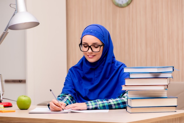 Foto ragazza musulmana che si prepara per gli esami di ammissione