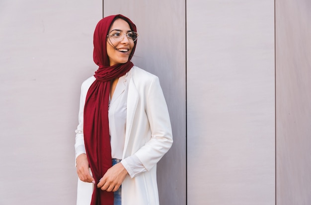평상복과 전통 히잡 초상화를 입은 이슬람 소녀
