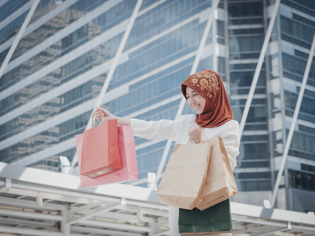 買い物袋を持つイスラム教徒の少女