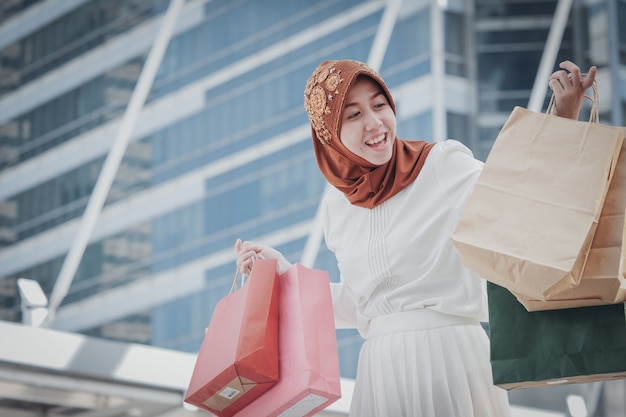 買い物袋を持つイスラム教徒の少女