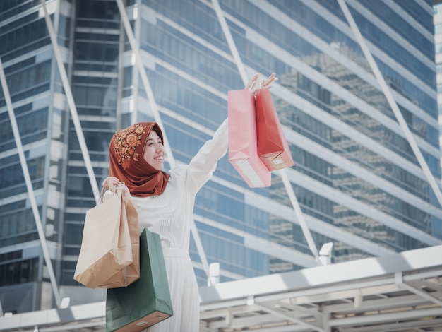 買い物袋を持つイスラム教徒の少女