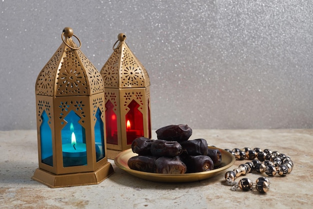 Мусульманский священный месяц рамадан карим декоративный арабский фонарь с горящей свечой