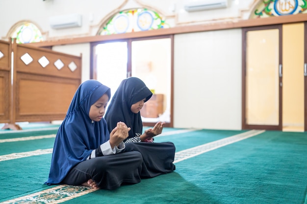 Muslim kid praying to God