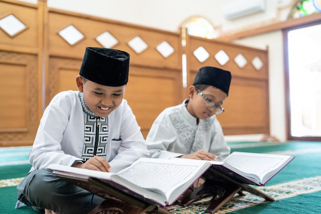 イスラム教徒の子供がコーランを読んで