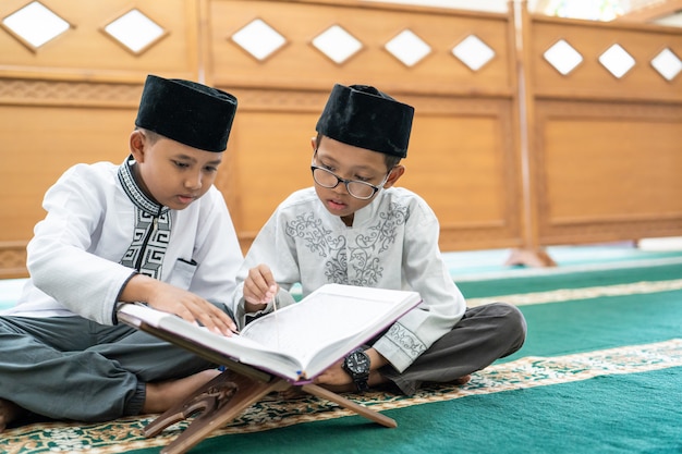 イスラム教徒の子供がコーランを読んで