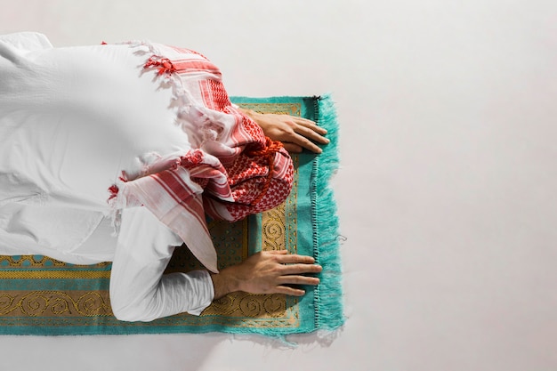 Photo muslim man bow in reverence flat lay