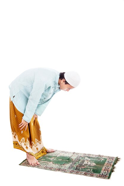 Photo muslim man bowing on prayer mat