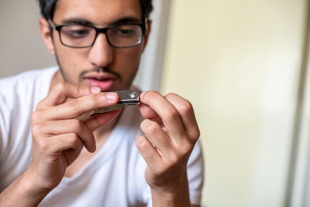 彼の爪を切るイスラム教徒の男