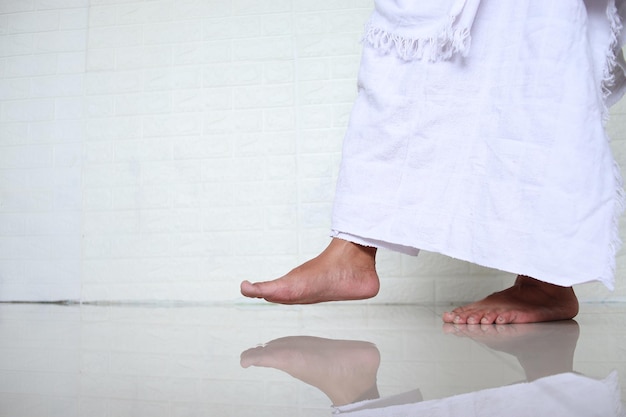 Photo muslim man enters the holy mosque with his right foot first