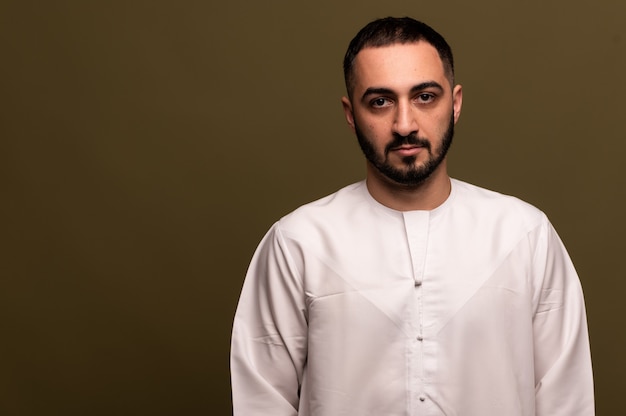 Photo muslim man in hijab portrait of a young arab man in traditional dress