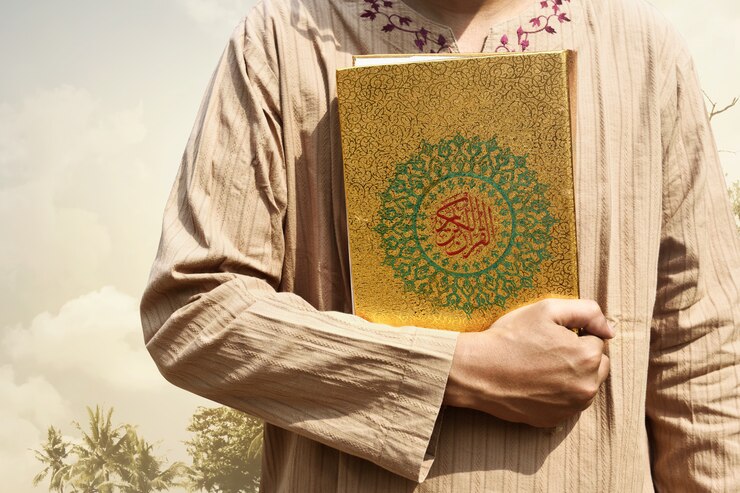 Photo muslim man holding quran