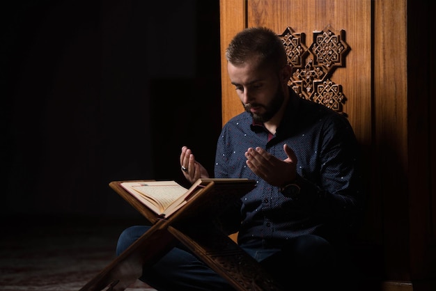 Photo muslim man is reading the koran