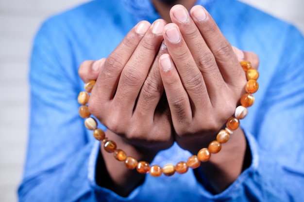 Photo muslim man praying during ramadan, close up