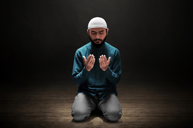 Photo muslim man praying in the mosque