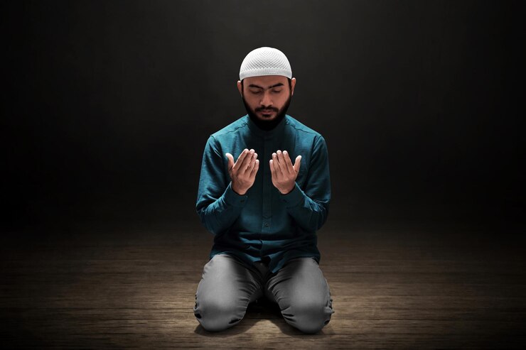 Photo muslim man praying in the mosque