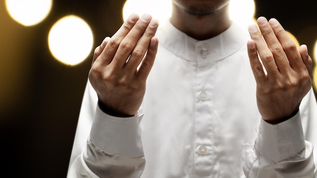 Foto l'uomo musulmano alzò le mani e pregò allah