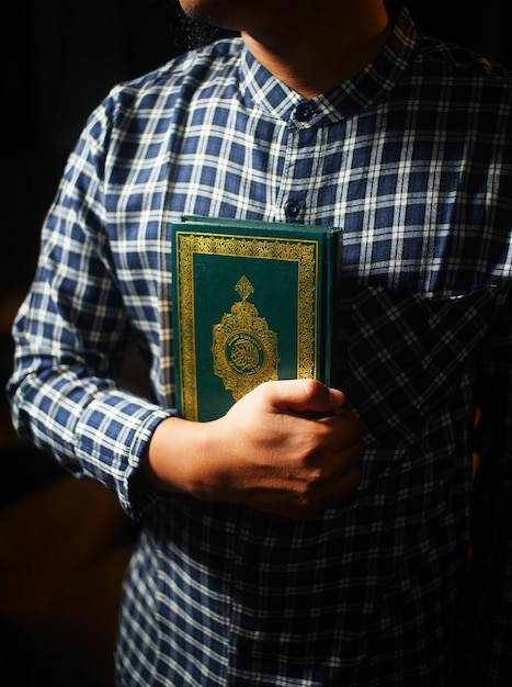 Photo muslim man reading holy koran