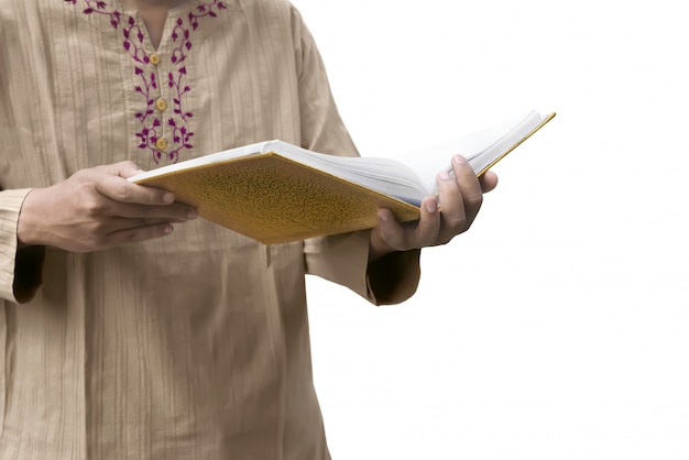 Photo muslim man reading the koran