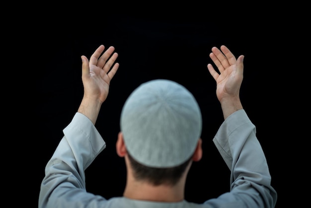 Foto uomo musulmano in piedi e in preghiera nella parte anteriore della kaaba alla mecca, ksa