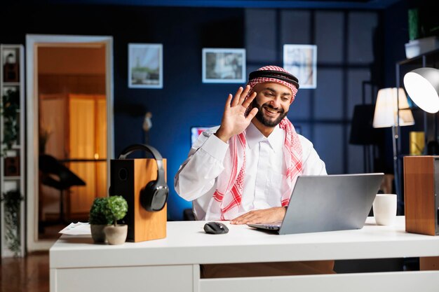 Foto uomo musulmano che usa il suo computer personale