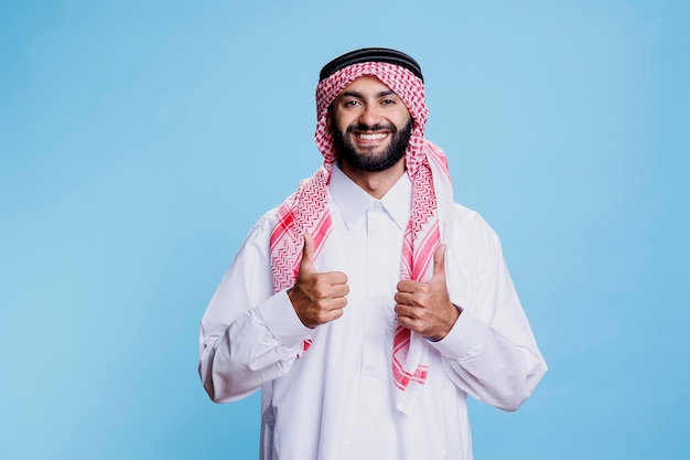 Photo muslim man in white thobe with thumbs up
