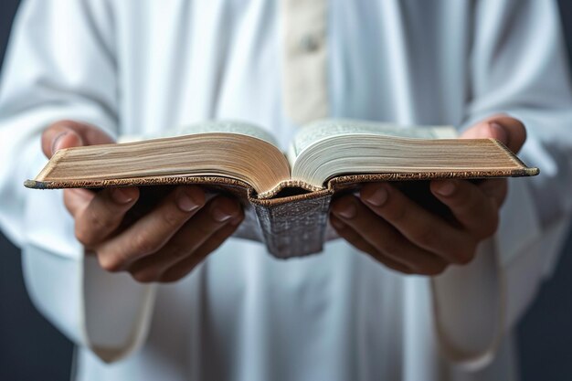 Photo muslim mans hand holding quran