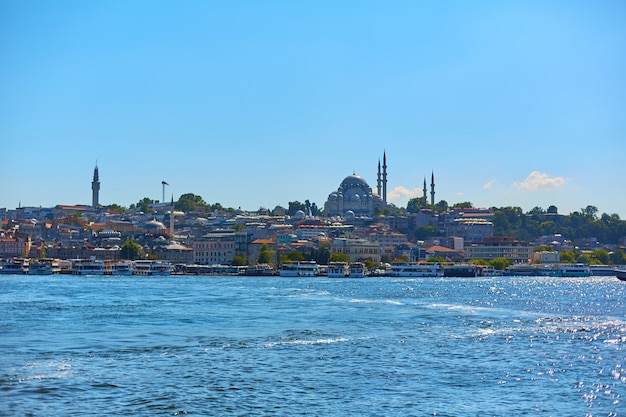 トルコのイスラム教のモスク。ボスポラス海峡からの眺め