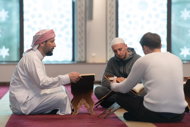 사진 이슬람 교육의 개념과 홀리북 쿠란 학교의 개념을 함께 읽는 모스크의 이슬람교도들