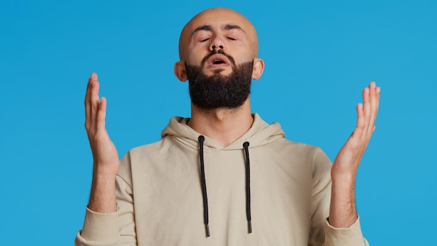 Foto persona musulmana che presenta la sua credenza in allah pregando