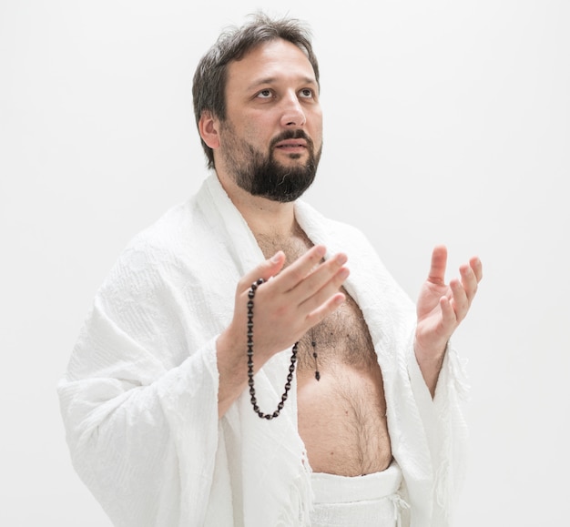 Photo muslim pilgrim with hajj clothes