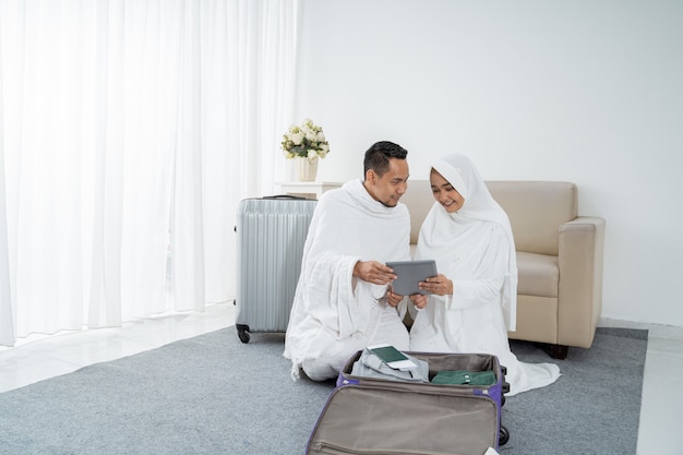 Muslim pilgrims wife and husband prepare item