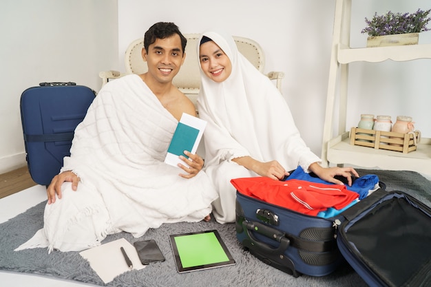 Photo muslim pilgrims wife and husband prepare item