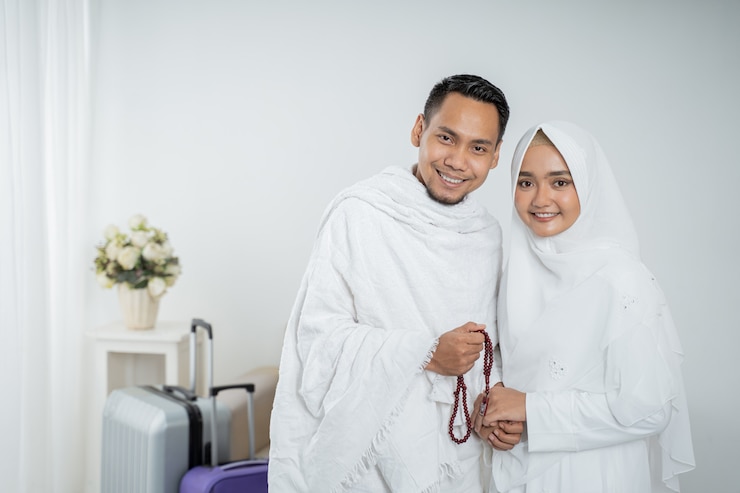 https://img.freepik.com/premium-photo/muslim-pilgrims-wife-husband-white-traditional-clothes_8595-1170.jpg?w=740