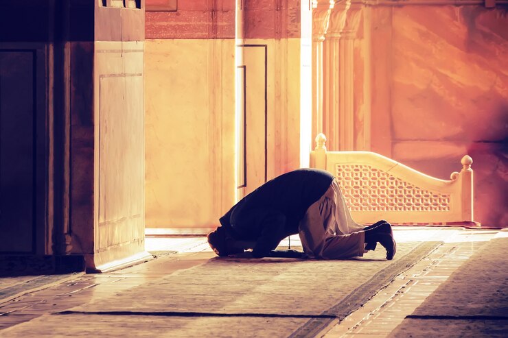 Photo the muslim prayer for god in the mosque. old iranian muslim is on his knees praying. holy month of ramadan muslims. moslem, mohammedan, muslimah. monk, friar, monastic,