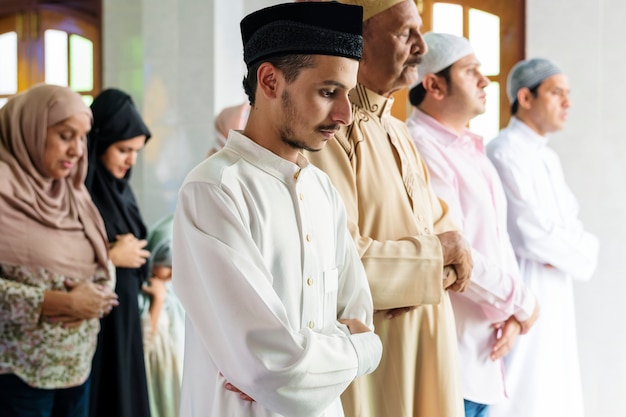 Qiyaam姿勢でのイスラム教徒の祈り