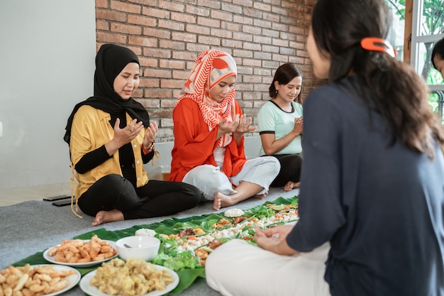 Muslim praying before eating