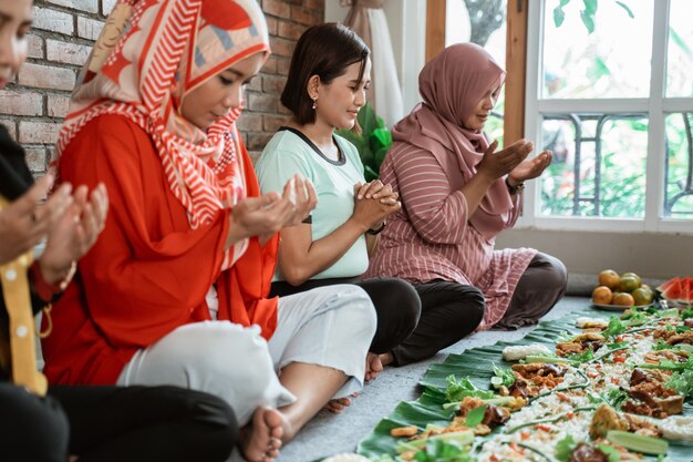 Muslim praying before eating