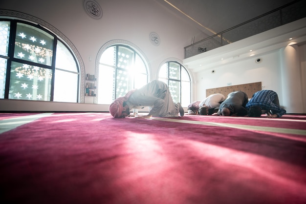 Photo muslim praying inside beautiful mosque