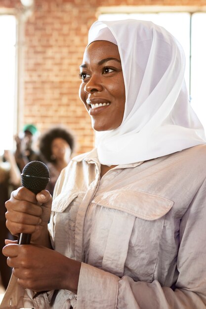 Photo muslim speaker in a workshop