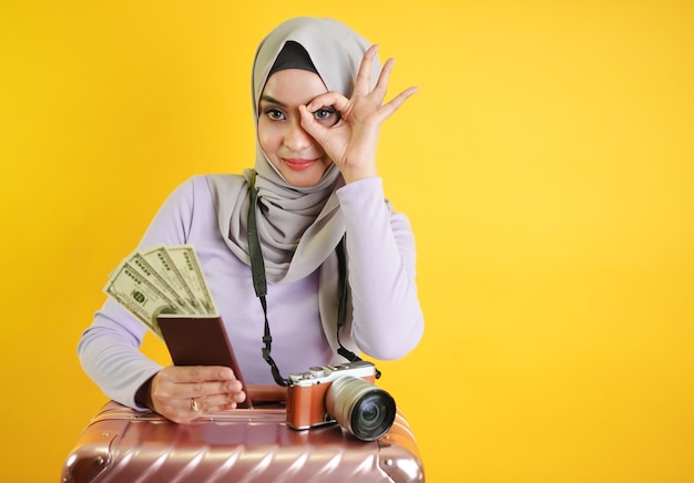 Muslim tourist holding money