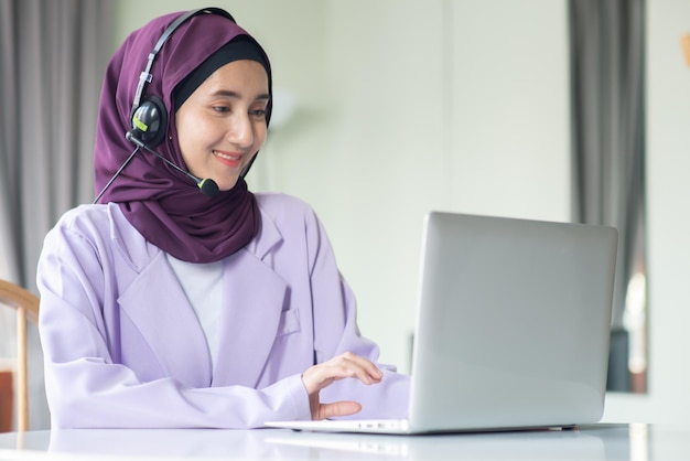 Photo muslim woman call center working