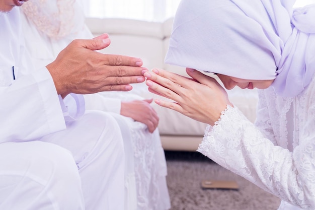 Muslim woman handshake and apologize to parents