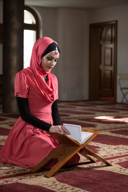 Photo muslim woman is praying in the mosque