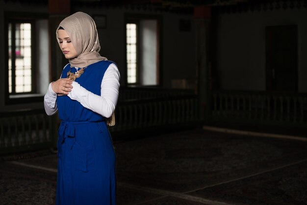 Photo muslim woman is praying in the mosque