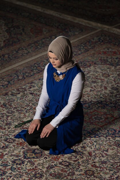Photo muslim woman is praying in the mosque