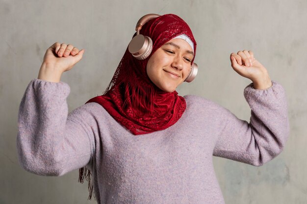 Donna musulmana che ascolta musica