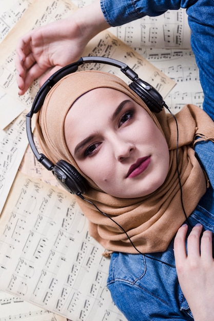 사진 헤드폰에서 음악을 듣고 무슬림 여성