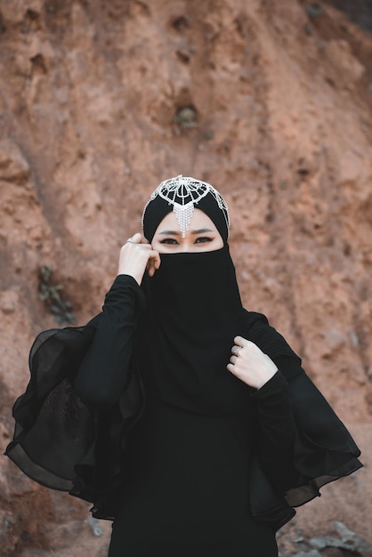 Foto posa della donna musulmana al primo piano del deserto