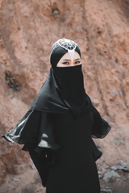 Foto posa della donna musulmana al primo piano del deserto