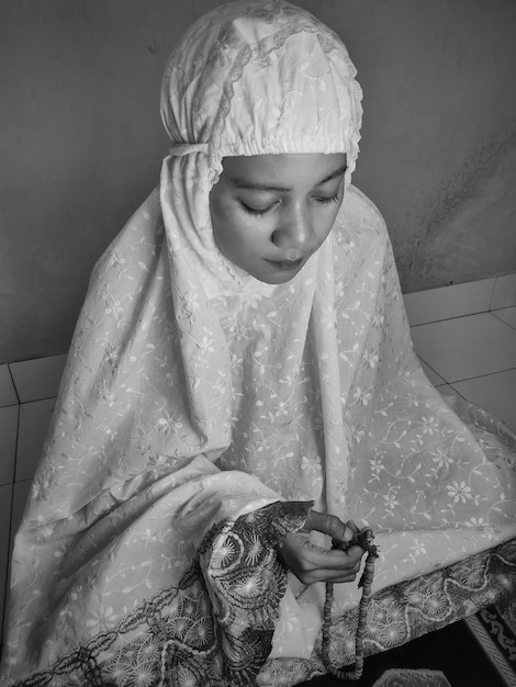 Photo muslim woman pray at home because corona virus